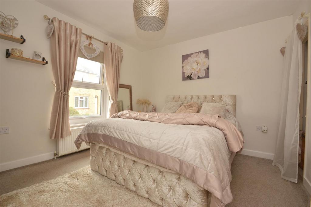 HAYLANDS, RYDE 2 bed semidetached house for sale £194,950