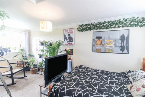 68 Elmbridge, Harlow, CM17 0JY