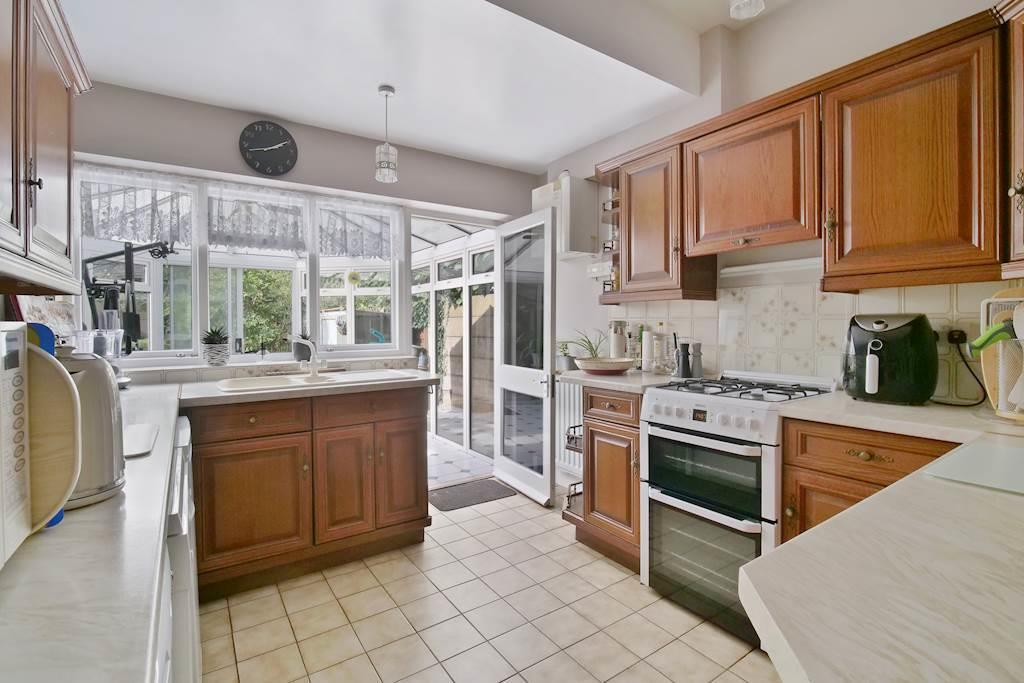 Kitchen 4 Parkland Grove.JPG