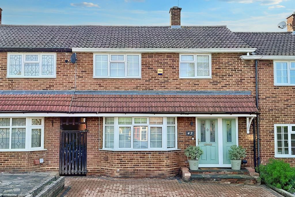 Cotswold Gardens, Hutton, Brentwood 3 bed terraced house for sale £