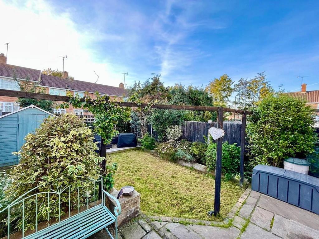 Cotswold Gardens, Hutton, Brentwood 3 bed terraced house for sale £