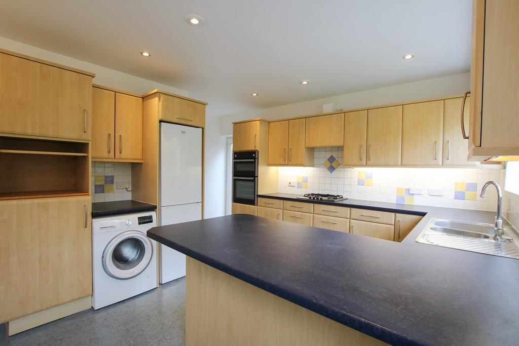 Windmill Avenue, Wokingham, RG41 4 bed semidetached house £2,200 pcm (£508 pw)