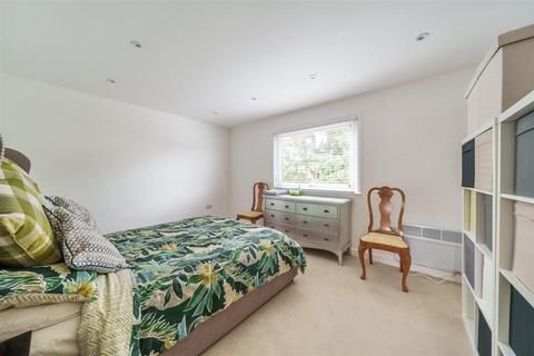 2 Bankside Close, Carshalton, SM5 3SB