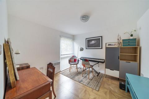 2 Bankside Close, Carshalton, SM5 3SB