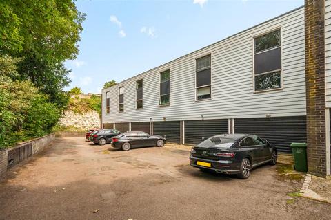 2 Bankside Close, Carshalton, SM5 3SB