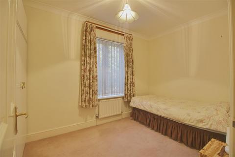 5 Village Park Close, Enfield, EN1 2SG