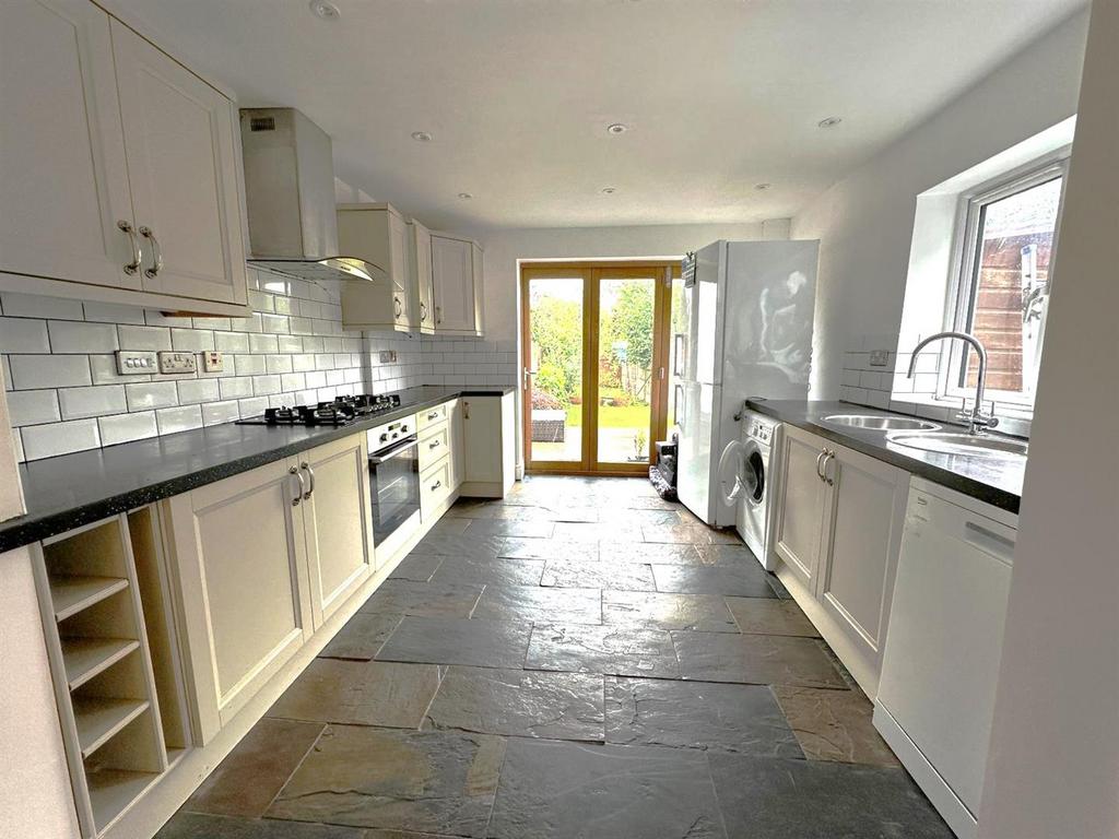 Upper Pinewood Road, Ash 3 bed end of terrace house for sale £385,000