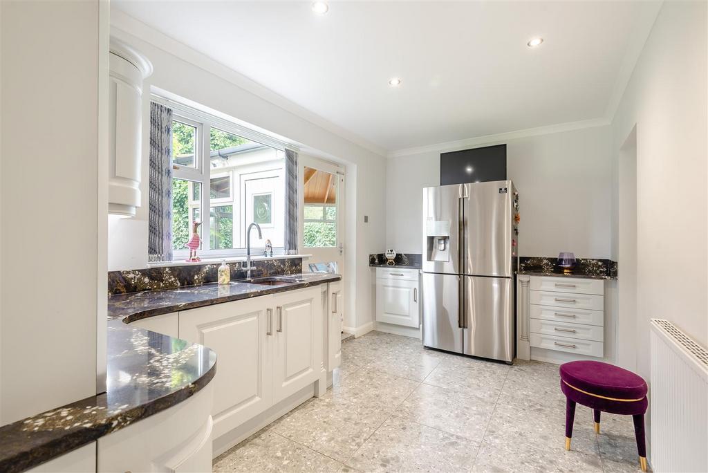 8573874-interior10.jpg