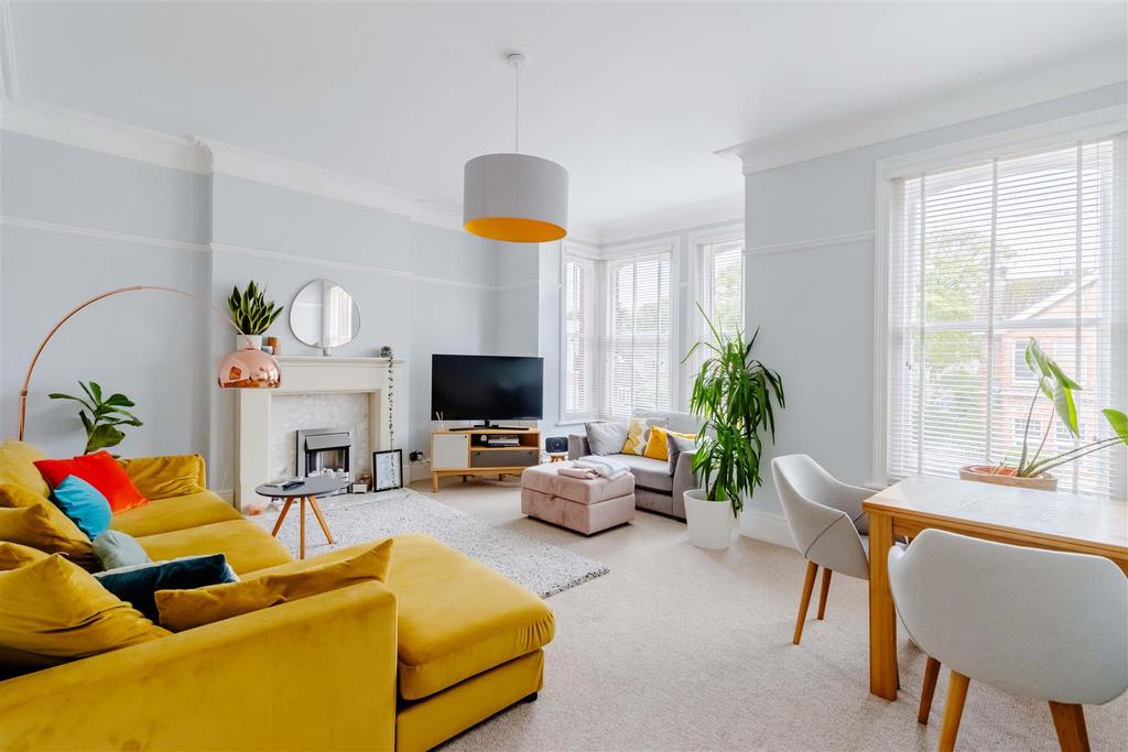 Valencia Road, Worthing 2 bed flat for sale £300,000