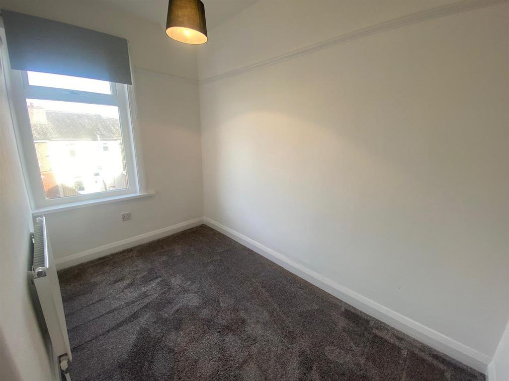 SMALL BEDROOM.jpg