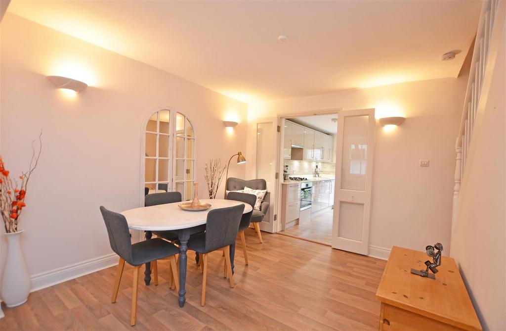 Bell Road, East Molesey 3 bed terraced house £2,000 pcm (£462 pw)