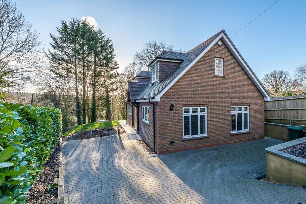 Shere Road, West Horsley 3 bed detached house to rent £2,950 pcm (£