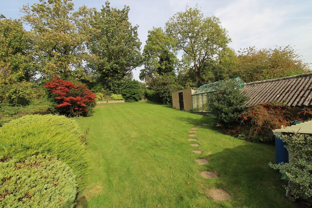 Bradford Road, Riddlesden, Keighley... 2 bed semidetached bungalow for