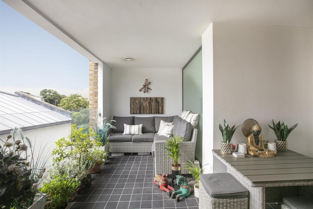 Grove Lane, Camberwell, SE5 3 bed flat for sale £895,000