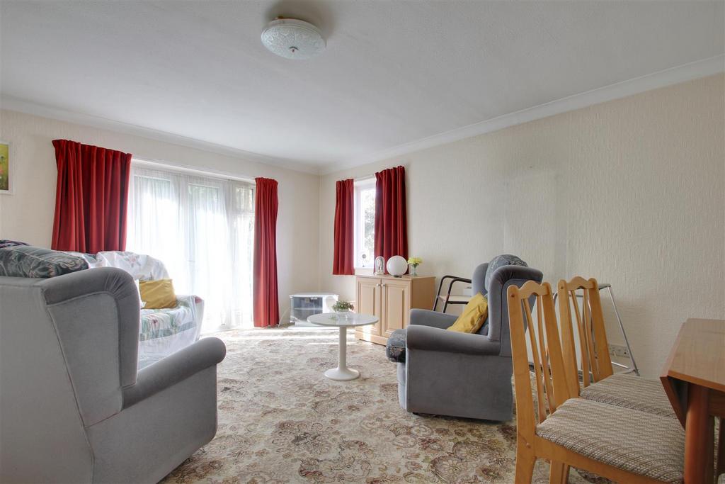 Victoria Park Gardens, Worthing 2 bed flat for sale £185,000