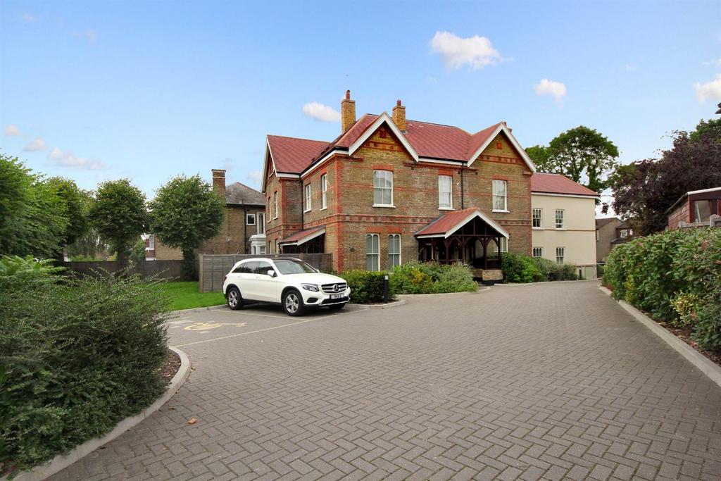 Castlebar Park, W5 1 bed apartment to rent £1,500 pcm (£346 pw)