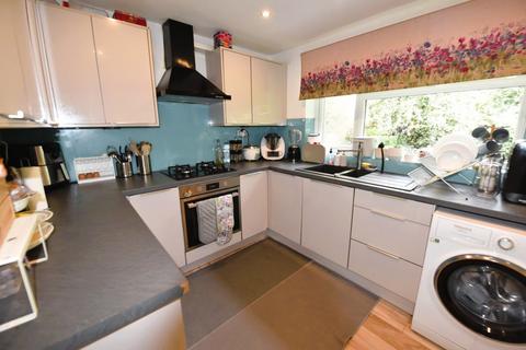 2 bedroom house to rent, 27 Park Edge Close