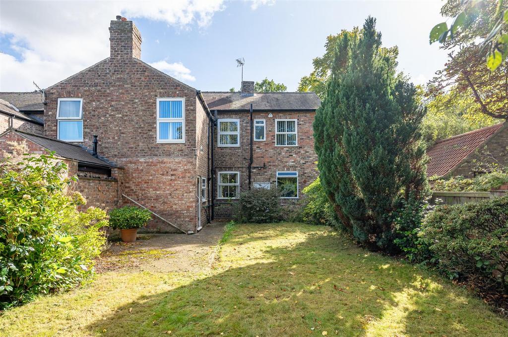 Oxcarr Lane, Strensall, York, YO32 5TD 5 bed end of terrace house for