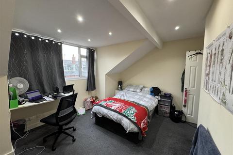 5 bedroom terraced house to rent, Newport Gardens, Burley, Leeds, LS6 3DA
