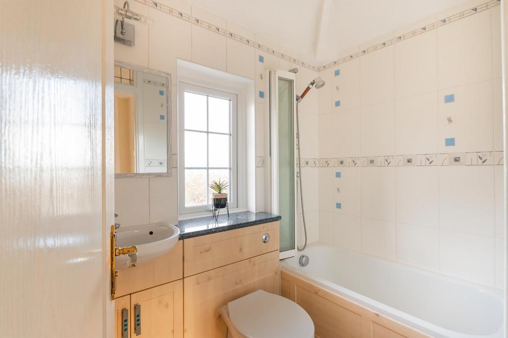 ELAVNYLG69 - Bathroom B.jpg