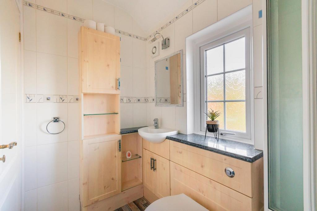 ELAVNYLG69 - Bathroom A.jpg