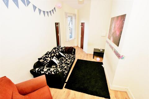 3 bedroom apartment to rent - Hyde Park Road, Hyde Park, Leeds, LS6 1AH