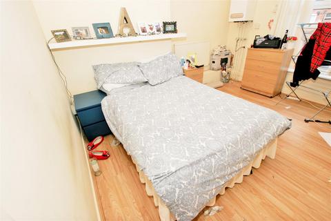 3 bedroom apartment to rent - Hyde Park Road, Hyde Park, Leeds, LS6 1AH
