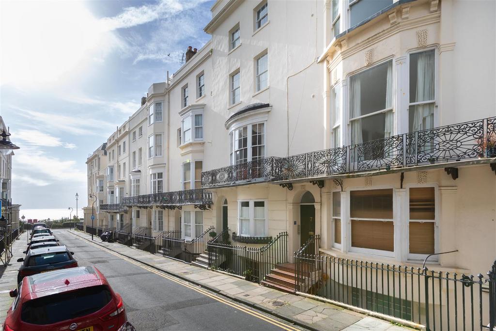 Bloomsbury Place, Brighton 2 bed flat £1,500 pcm (£346 pw)