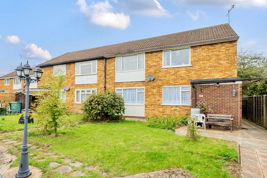 Heronslea, Watford, Hertfordshire, WD25 2 bed for sale £220,000