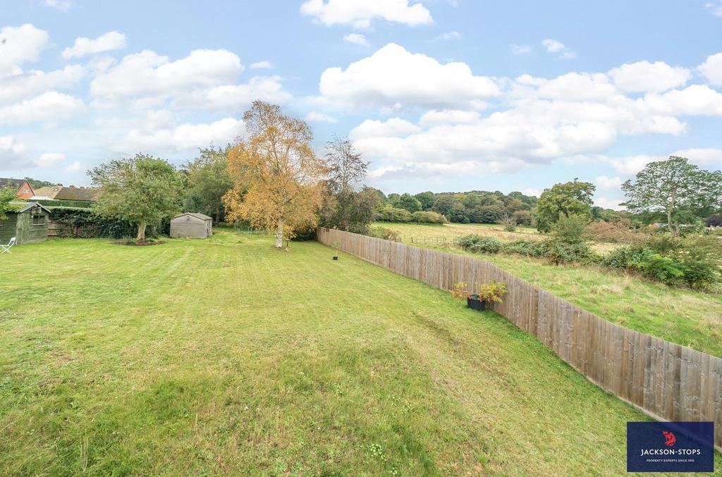 Bedford Road, Aspley Guise, Bedfordshire, MK17 5 bed detached house for