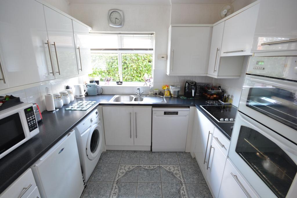 Clarendon Road, Broadstone BH18 5 bed detached house for sale £600,000