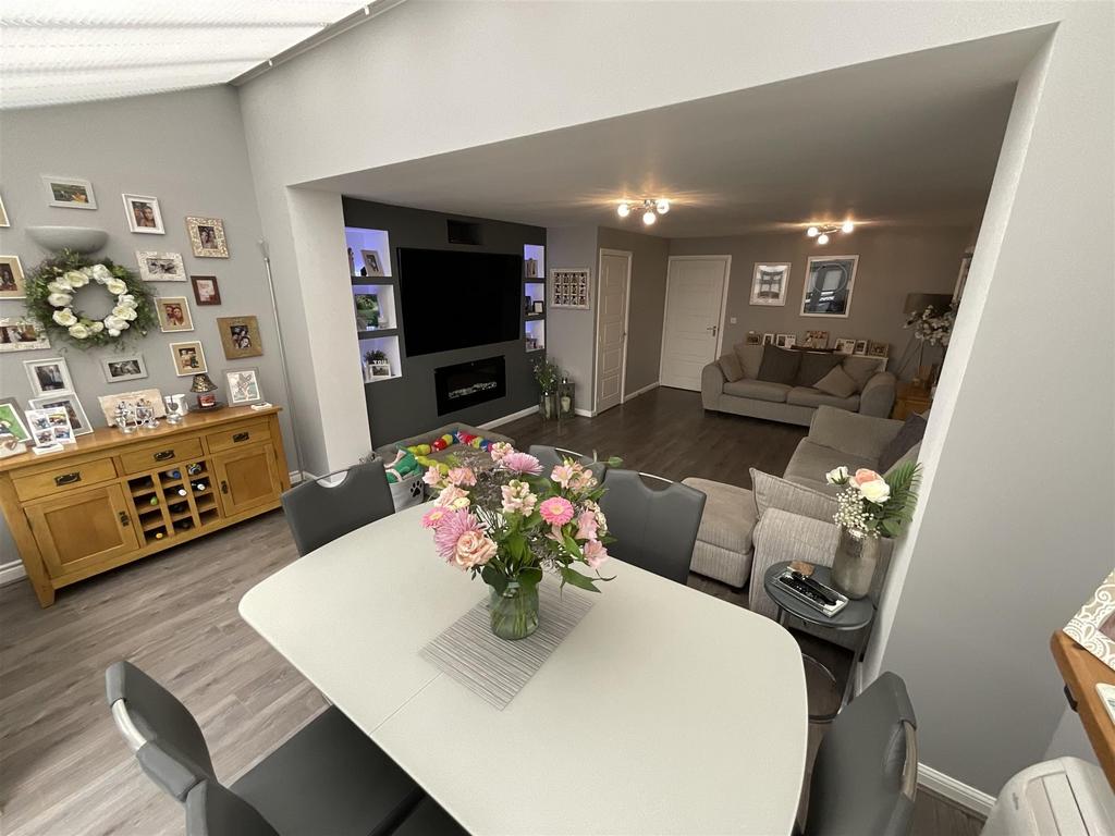 Greenhurst Drive, East Grinstead, West Sussex 4 bed terraced house for