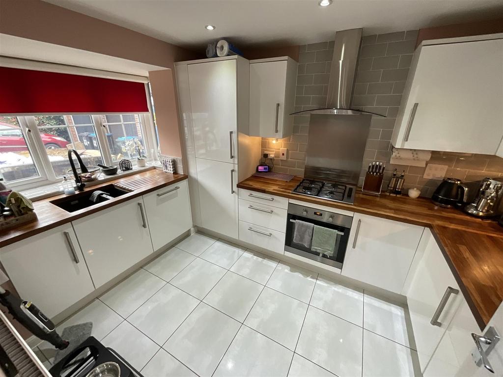 Greenhurst Drive, East Grinstead, West Sussex 4 bed terraced house for