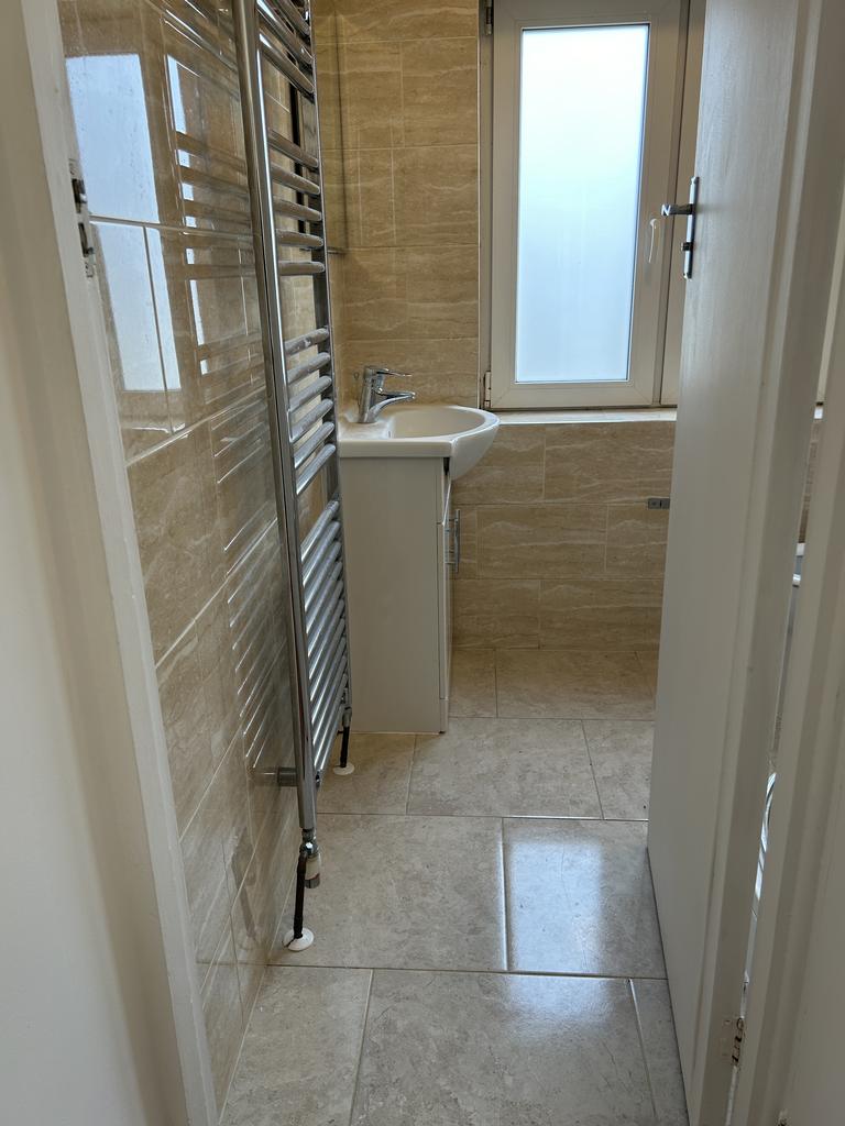 3rd shower room ( upper floor )