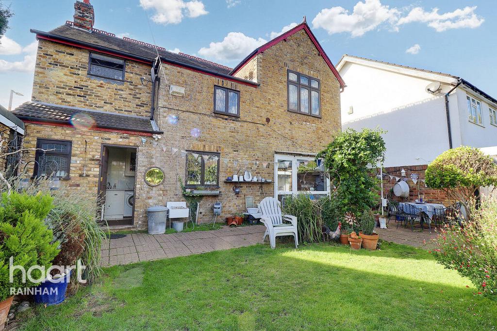 Rainham Road, Rainham 4 bed detached house for sale £600,000