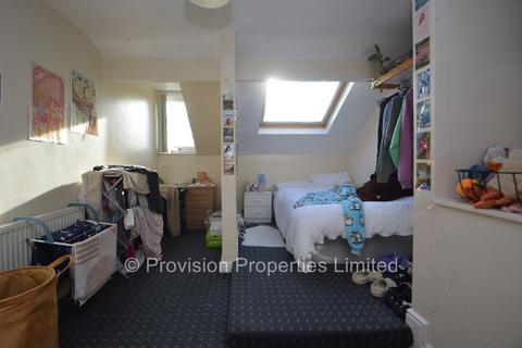 8 bedroom terraced house to rent, Cardigan Road, Hyde Park LS6