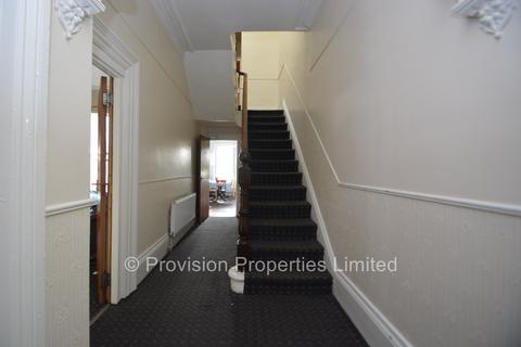 8 bedroom terraced house to rent, Cardigan Road, Hyde Park LS6