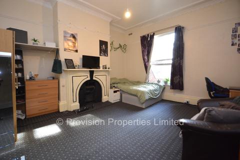 8 bedroom terraced house to rent, Cardigan Road, Hyde Park LS6