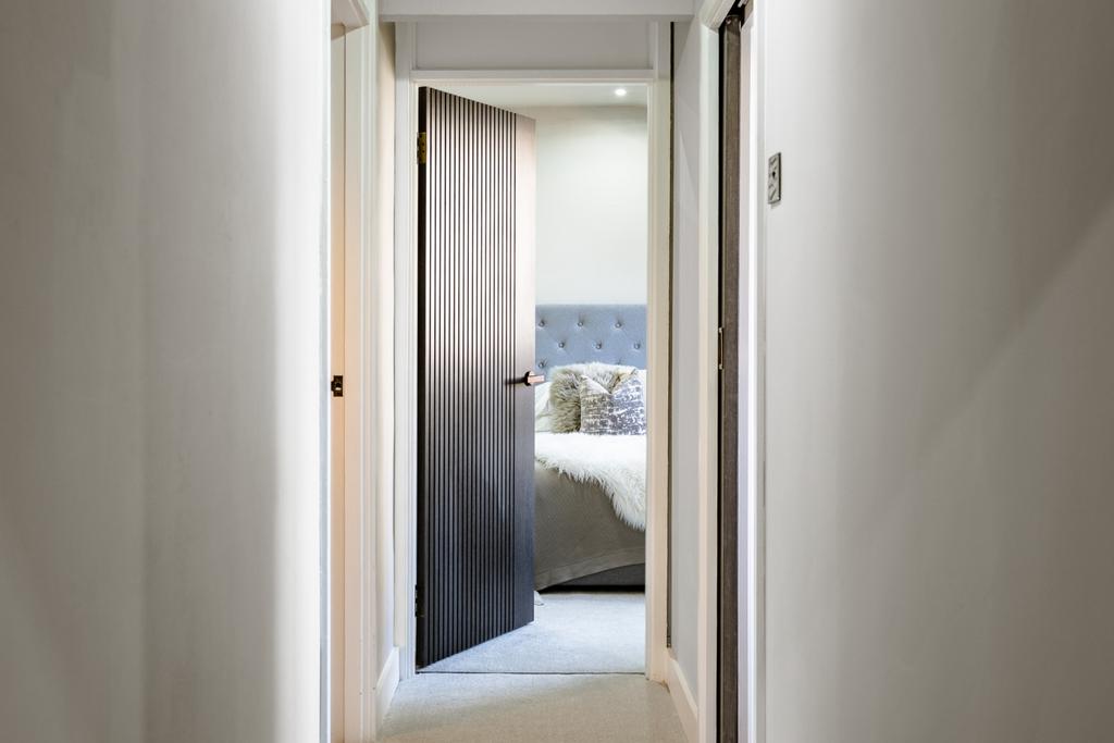 Hallway to principal bedroom