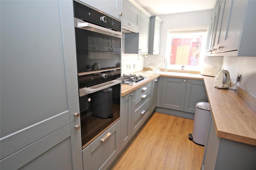 Hart Close, New Milton, Hampshire, BH25 4 bed semidetached house £