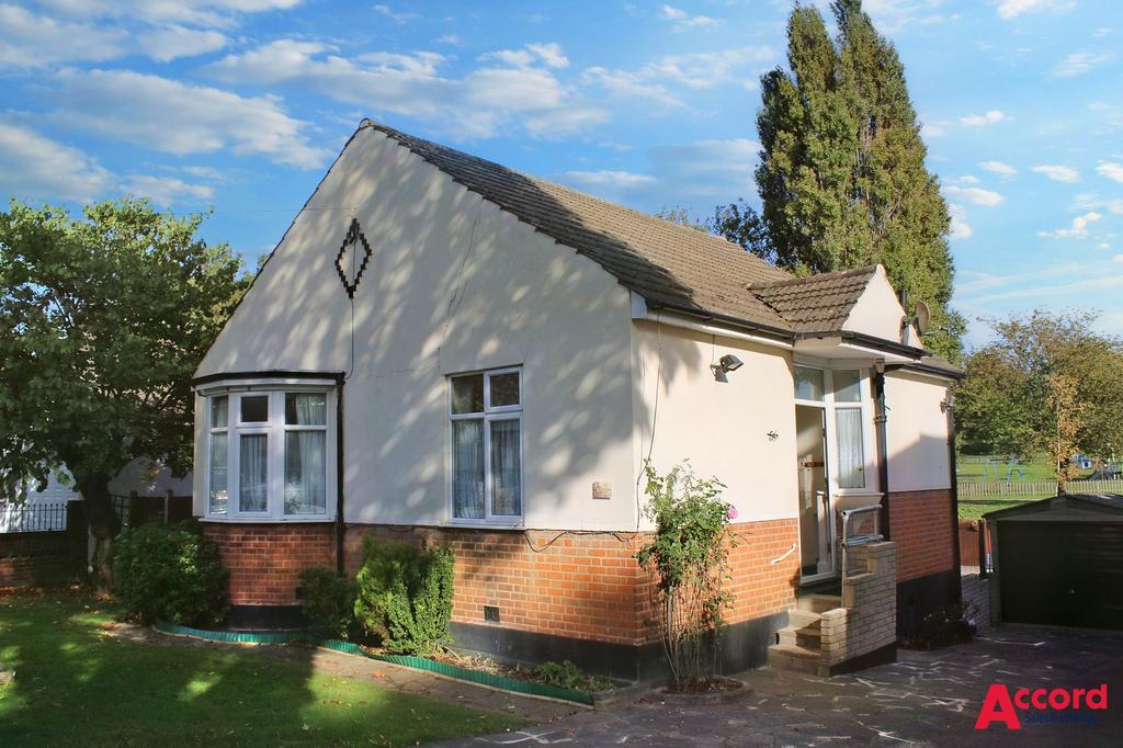 Kingston Road, Romford, RM1 2 bed detached bungalow £1,850 pcm (£427 pw)