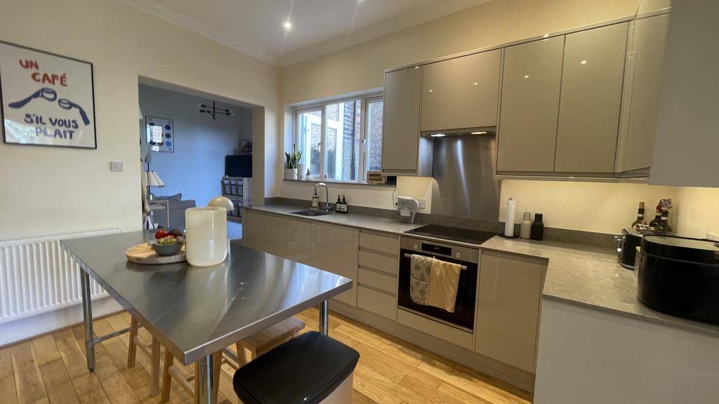 House in Winchmore Hill - More