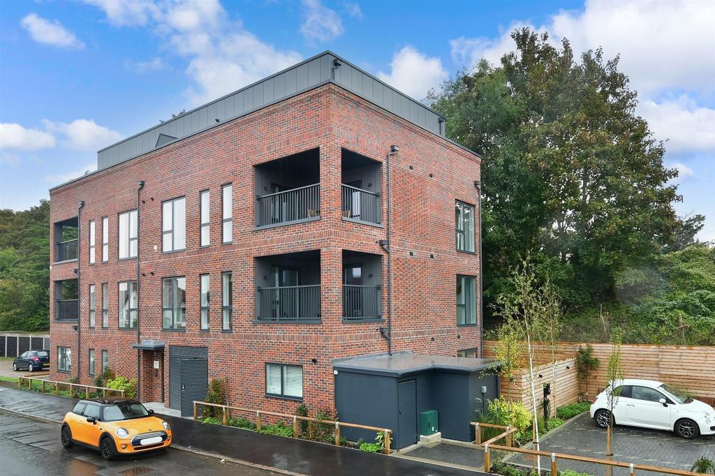 Braemar Avenue, South Croydon, Surrey 2 bed apartment for sale £400,000