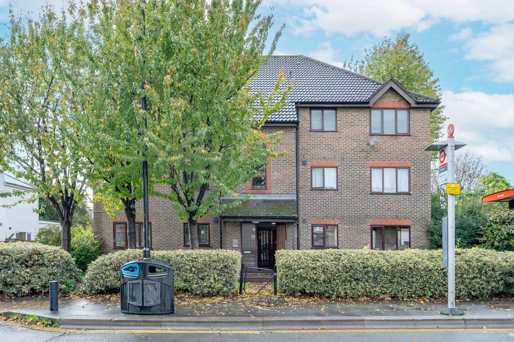 Ealing Road, Brentford, TW8 Studio to rent £1,296 pcm (£299 pw)