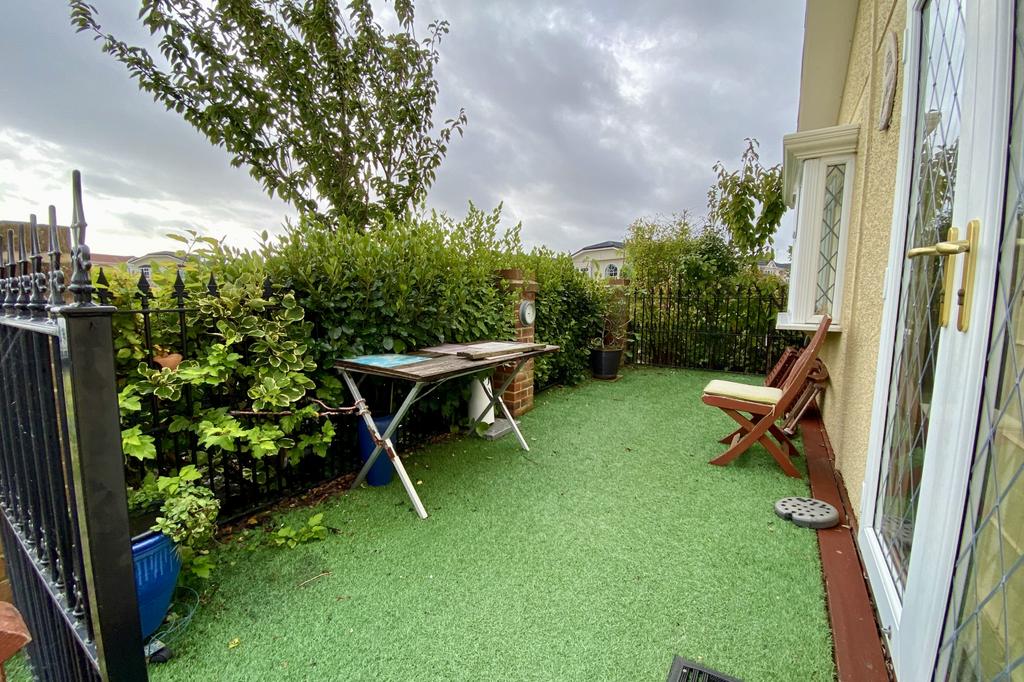 Eastbourne Heights, Oak Tree Lane, Eastbourne, East Sussex, BN23 3 bed