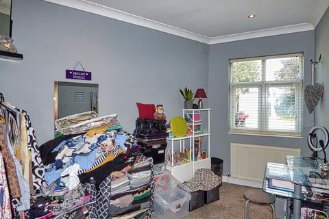 2 bedroom flat for sale, Heath Park Road, Romford, Essex, RM2