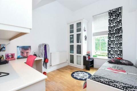 3 bedroom flat for sale - Princess Park Manor East Wing, Royal Drive, London, Middlesex, N11 3GX