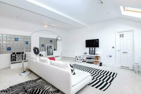 3 bedroom flat for sale - Princess Park Manor East Wing, Royal Drive, London, Middlesex, N11 3GX