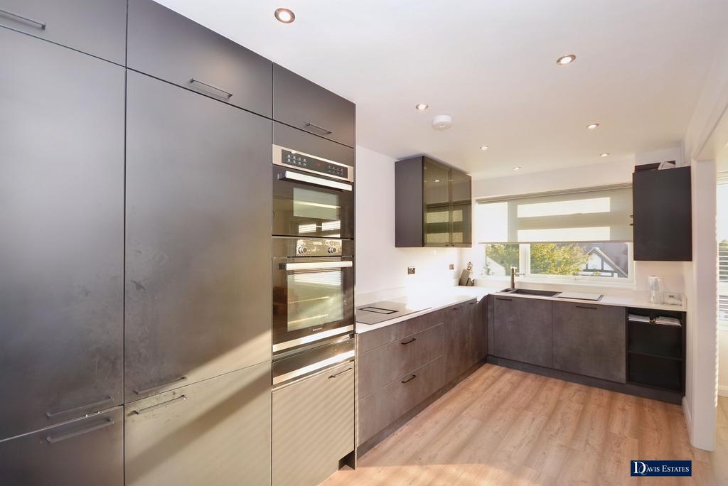 Petands Court, Randall Drive, Hornchurch, RM12 2 bed flat for sale £