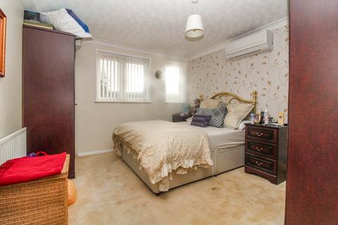 1 bedroom semi-detached house for sale, South End Road, Hornchurch, RM12